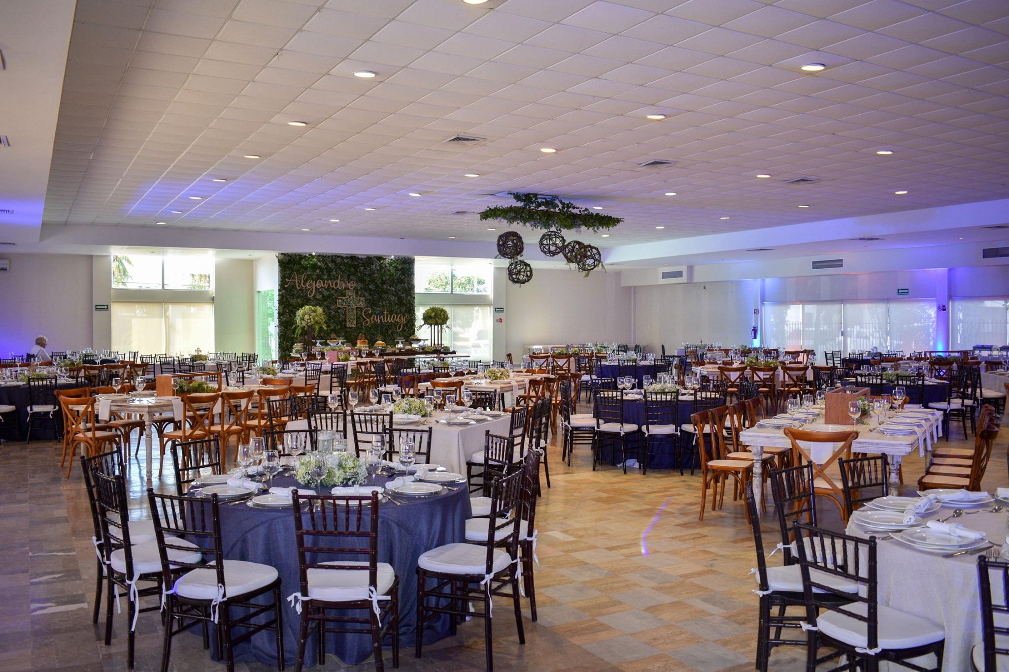 Spacious ballroom at Holiday Inn Campeche arranged with elegant round and rectangular tables, ideal for corporate events, conventions, incentive programs, and large MICE gatherings in Mexico