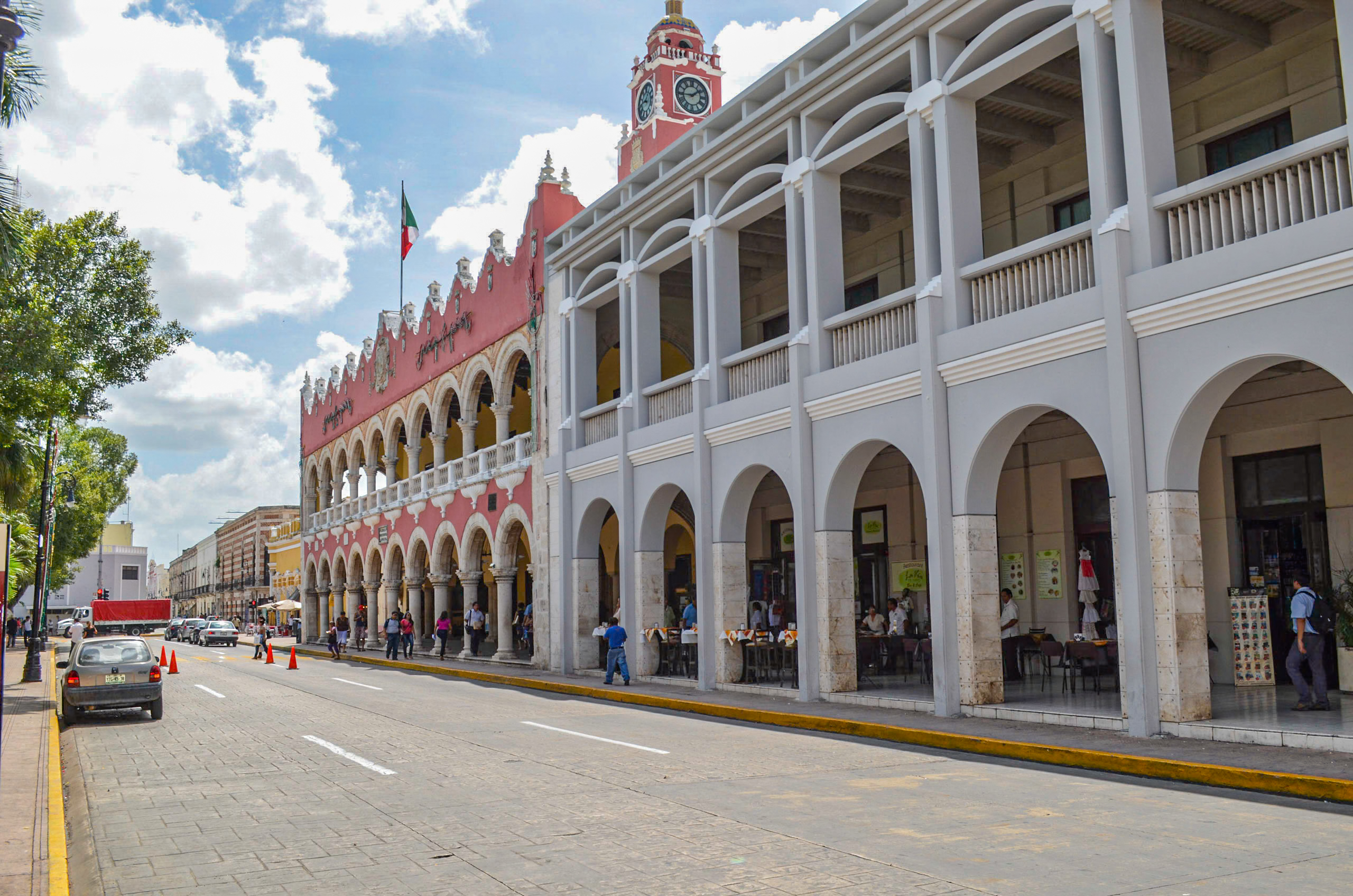 The iconic pink-and-white Palacio Municipal (City Hall) in Mérida, a beautiful example of colonial architecture in the city center. This vibrant location is a key highlight for cultural tours and a great starting point for MICE attendees.