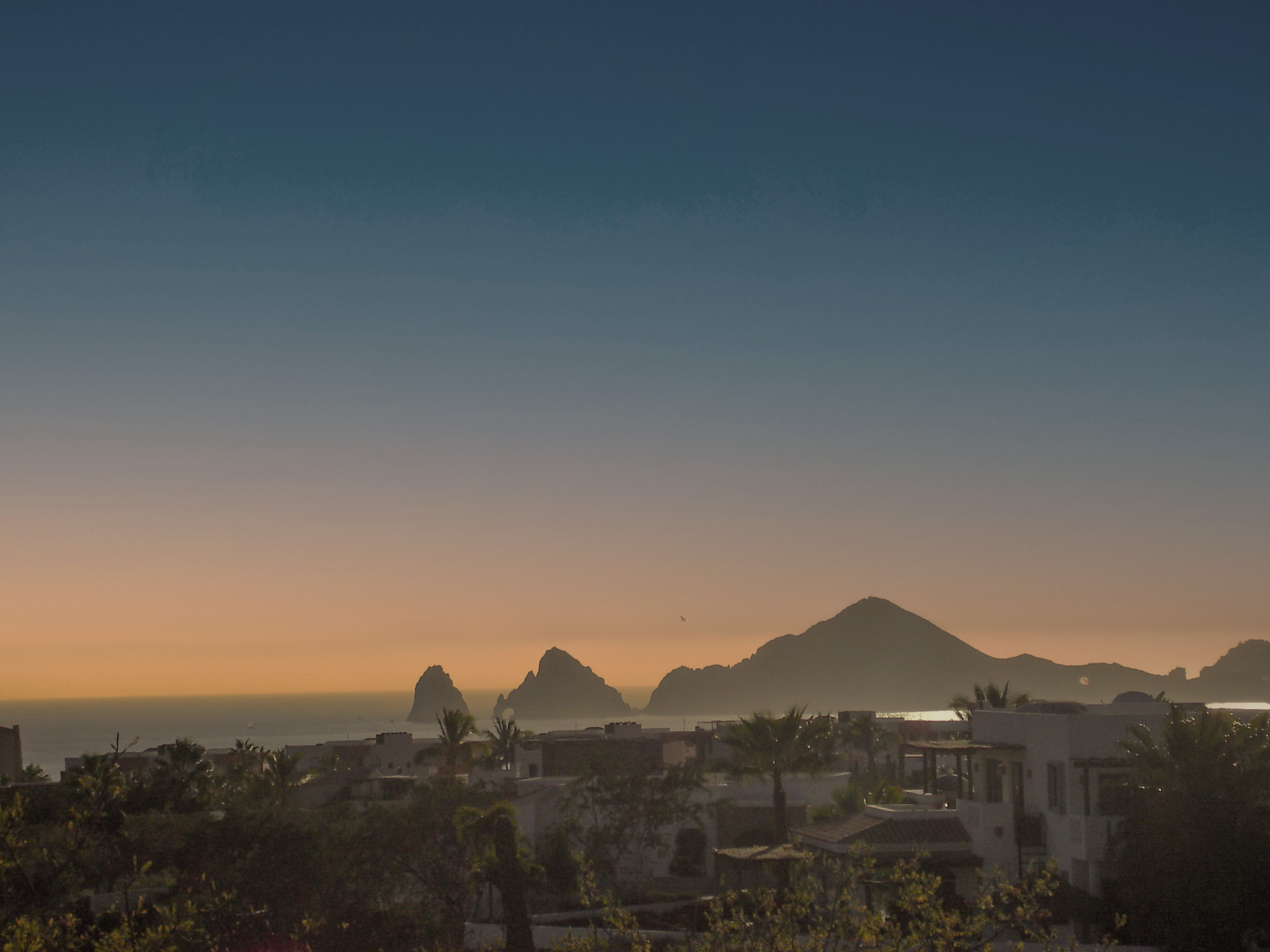 A breathtaking sunset view of the famous Arch of Cabo San Lucas (El Arco) and the surrounding coastline. This iconic natural landmark showcases Los Cabos as a world-class destination for luxury incentive travel, corporate retreats, and high-end MICE events.