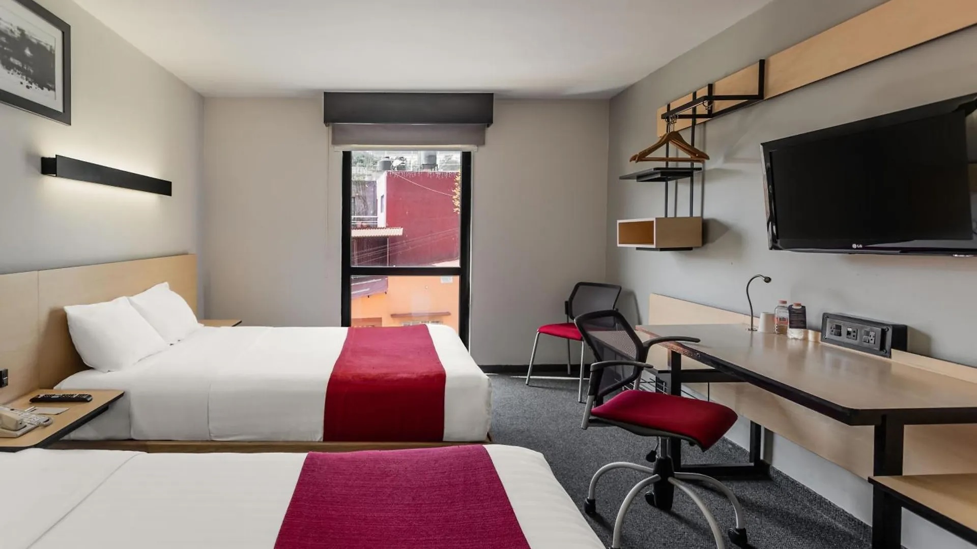 Double-bed guest room at City Express Oaxaca with workspace and amenities, ideal for MICE travelers attending meetings and incentive events in Mexico.