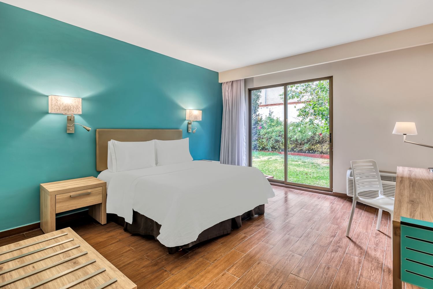 Modern guest room at Fiesta Inn Oaxaca with garden access, ideal for MICE travelers attending meetings, conventions, and incentive events in Mexico.