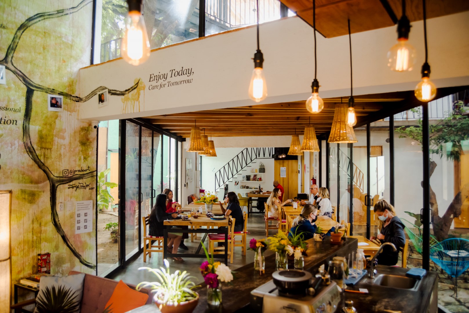 Lobby interior of Hotel con Corazón Oaxaca with communal seating, natural light, and creative décor—ideal for MICE guest arrivals, informal meetups, and incentive travel.