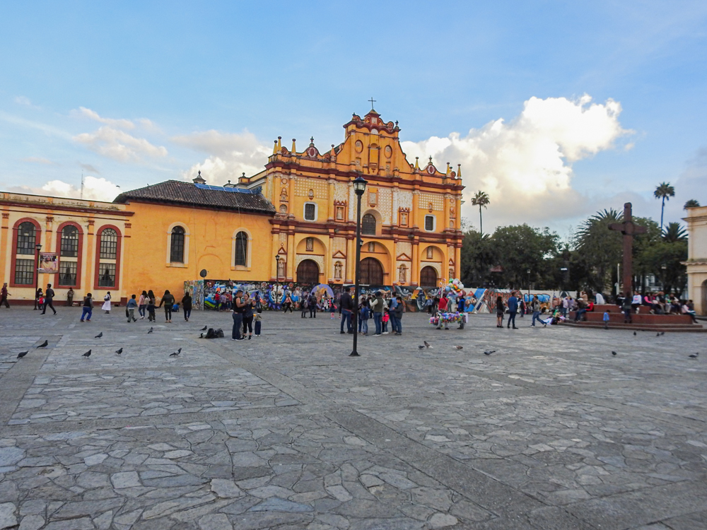 A wide view of Plaza de Santo Domingo in San Cristobal de las Casas, Chiapas, with the historic church, a lamppost, and people enjoying the public space. An excellent outdoor venue for MICE industry events.
